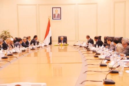 رئيس الوزراء لدى ترؤسه الاجتماع الأسبوعي أمس