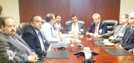 وزير النفط خلال لقائه مدير شركة توتال