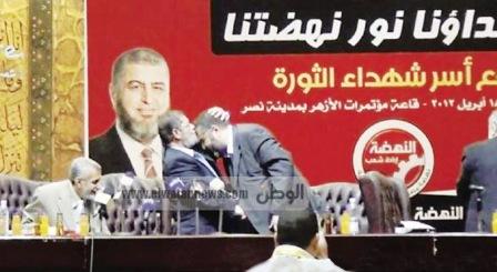 قبلة من مرسي على رأس الشاطر قبلة من مرسي على رأس الشاطر