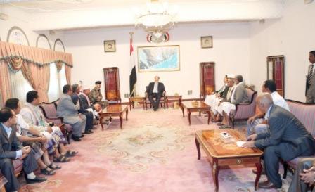 رئيس الجمهورية لدى إستقباله عدداً من أعضاء مجلس النواب والمشايخ والأعيان من أبناء محافظة الحديدة أمس