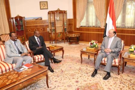 الرئيس لدى استقباله المدير الإقليمي للمجلس النرويجي للاجئين أمس