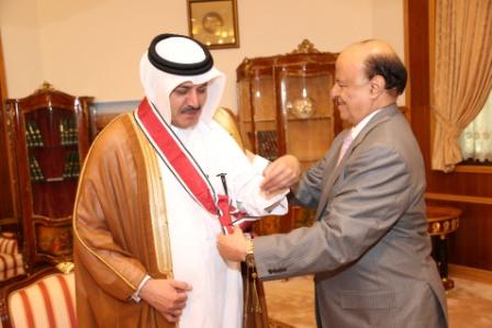 رئيس الجمهورية أثناء تقليد السفير القطري وسام الوحدة أمس