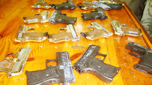 جانب من الاسلحة التي تم ضبطها في منطقة ذباب بتعز