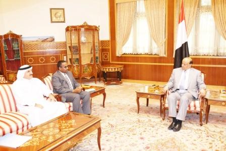 رئيس الجمهورية  أثناء إستقباله مبعوث الرئيس الفرنسي