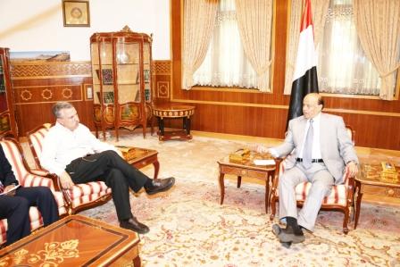 رئيس الجمهورية  أثناء إستقباله الفريق الصحفي الأمريكي