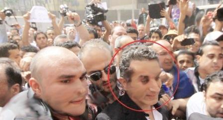 أنصار باسم يوسف يحيطون به أثناء توجهه إلى مكتب النائب العام