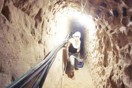 إحد الأنفاق الموصلة بين قطاع غزة ومصر
