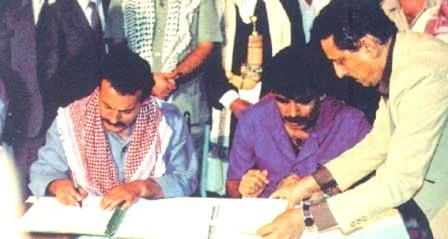 الرئيسان علي سالم البيض وعلي عبدالله صالح يوقعان  اتفاق عدن  التاريخي