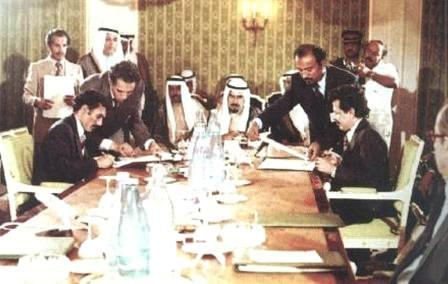 الرئيسان عبدالفتاح إسماعيل وعلي عبدالله صالح يوقعان اتفاق الكويت