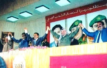 لحظة إعلان الجمهور ية اليمنية ظهر يوم 22 مايو 1990م في قاعة فلسطين بعدن بحضور  الزعيم الراحل ياسر عرفات الذي أصر  على
 المشاركة في الحفل