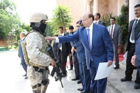 رئيس الجمهورية أثناء تقليده فريق مكافحة الإرهاب وسام الواجب والشجاعة