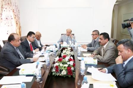 رئيس الجمهورية أثناء ترؤسه الاجتماع أمس