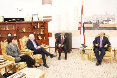 رئيس الجمهورية أثناء استقباله عضو مجلس الشيوخ الأمريكي