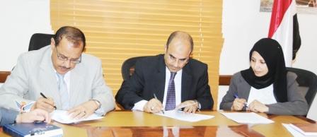 وزير التخطيط أثناء التوقيع على مذكرة التفاهم