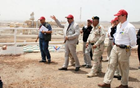 دارس أثناء تفقده مشروح الغاز المسال ببلحاف