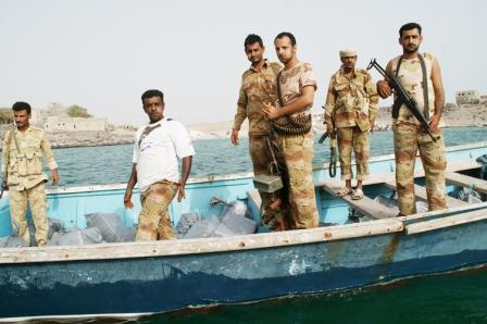 القارب الذي ضبط على متنه أسلحة مهربة في منطقة ذباب