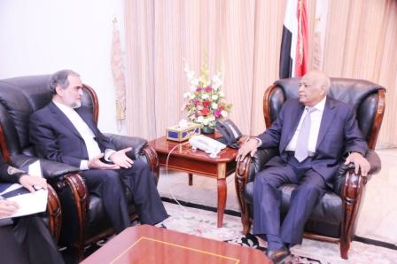 >  رئيس الوزراء لدى استقباله السفير الإيراني أمس