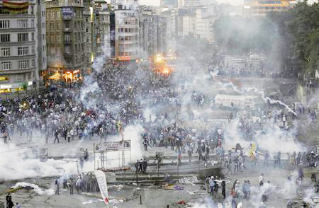 >  الشرطة التركية تقمع المحتجين في ساحة تقسيم