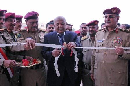 باسندوة لدى افتتاحه المنشآت الصناعية الجديدة في مجمع 22 مايو الصناعي العسكري