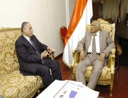 رئيس الوزراء لدى لقائه القائم بأعمال السفارة الليبية
