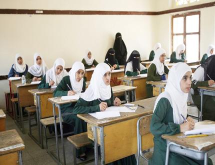 طالبات يؤدين إمتحانات /إرشيف