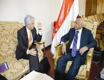 باسندوة أثناء استقباله مدير مجموعة البنك الدولي أمس