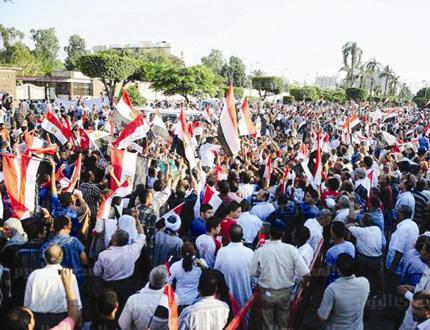 جانب من الحشود المعتصمة أمام وزارة الدفاع المصرية