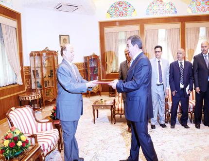 رئيس الجمهورية خلال تسلمه  أوراق إعتماد السفير الكوبي