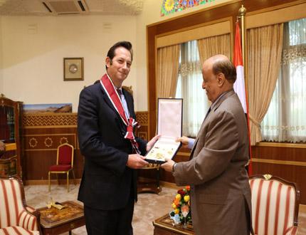 رئيس الجمهورية خلال تقليد السفير البريطاني وسام الوحدة