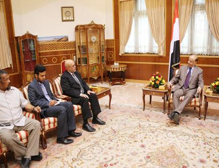 رئيس الجمهورية خلال استقباله سفير جنوب إفريقيا