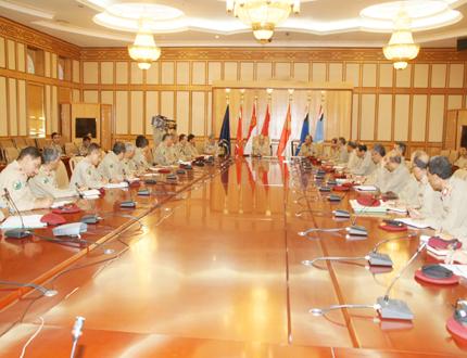 وزير الدفاع خلال ترؤسه الاجتماع المخصص لمناقشة نتائج اللقاء لموسع لقادة القوات المسلحة