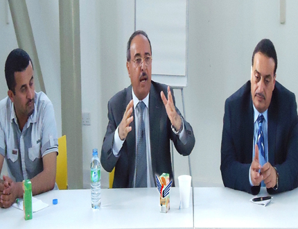 القهالي خلال لقائه اعضاء لجالية اليمنية في مدينة شيفيلد