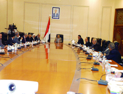 جانب من اجتماع مجلس الوزراء الاستثنائي أمس