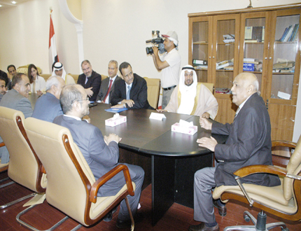 باسندوة خلال استقبالة المبعوث الأممي للشؤون الإنسانية