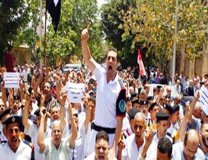 جانب من تظاهر ضباط شرطة الاسكندرية ضد مرسي