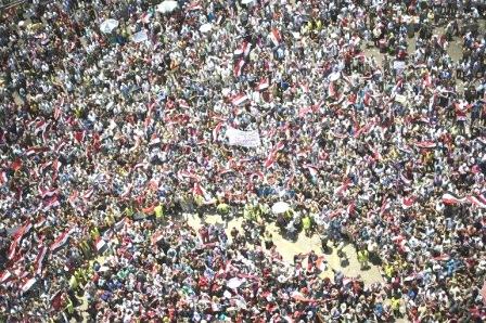 ابتهاج شعبي في ميدان سيدي جابر بالإسكندرية بعد صدور بيان الجيش