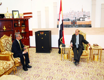رئيس الجمهورية لدى استقباله مدير مكتب مجلس التعاون الخليجي باليمن أمس