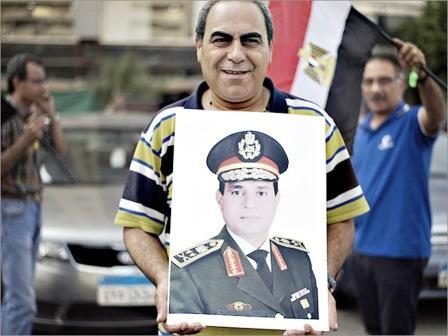 مصري يحمل صورة السيسي