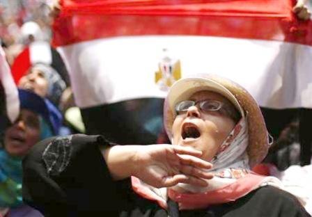امرأة معارضة للرئيس المصري محمد مرسي تردد هتافات مناهضة له في ميدان التحرير امس