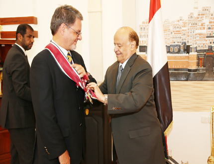 رئيس الجمهورية لدى تقليده السفير الألماني وسام الوحدة