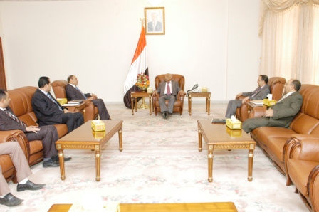 >  باسندوة خلال استقباله وفد الاتحاد الدولي للملاكمة العربية