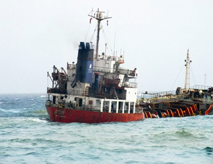 الباخرة السريلانكية الجانحة في ميناء المكلا