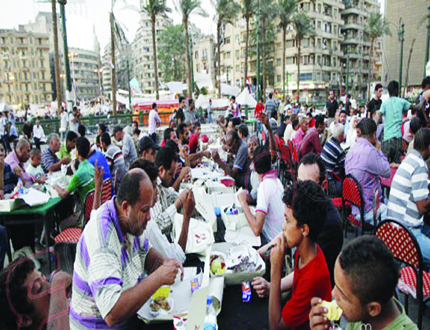 جانب من مأدبة الافطار في ميدان التحرير بالقاهرة أمس