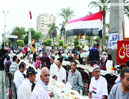 جانب من مأدبة الافطار في مدينة بور سعيد أمس