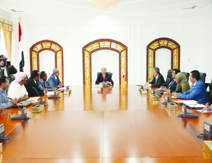 رئيس الجمهورية لدى استقباله أعضاء لجنتي معالجة قضايا الأراضي والمبعدين عن وظائفهم في المحافظات الجنوبية أمس