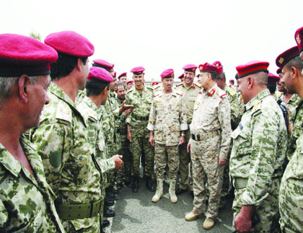 وزير الدفاع لدى زيارته لقيادة مجموعة ألوية الصواريخ أمس