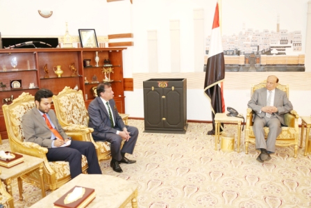 >   الرئيس خلال استقباله سفير بنجلادش