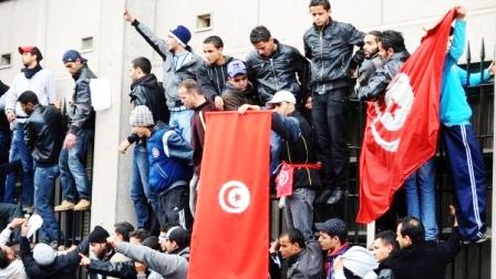 شباب تونسيون   غاضبون من الأوضاع المتردية