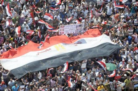 متظاهرون يحملون علم مصر  في ميدان التحرير