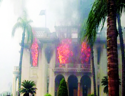 مبنى محافظة الجيزة وهو يحترق أمس